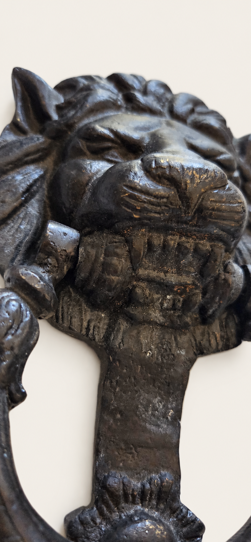 Dørbanker med løvehode – 17 × 9,5 cm