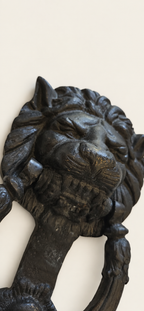 Dørbanker med løvehode – 17 × 9,5 cm